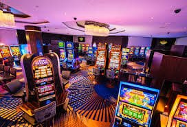 Meja live blackjack Blueprint Gaming dengan dealer profesional dan tampilan HD dari studio